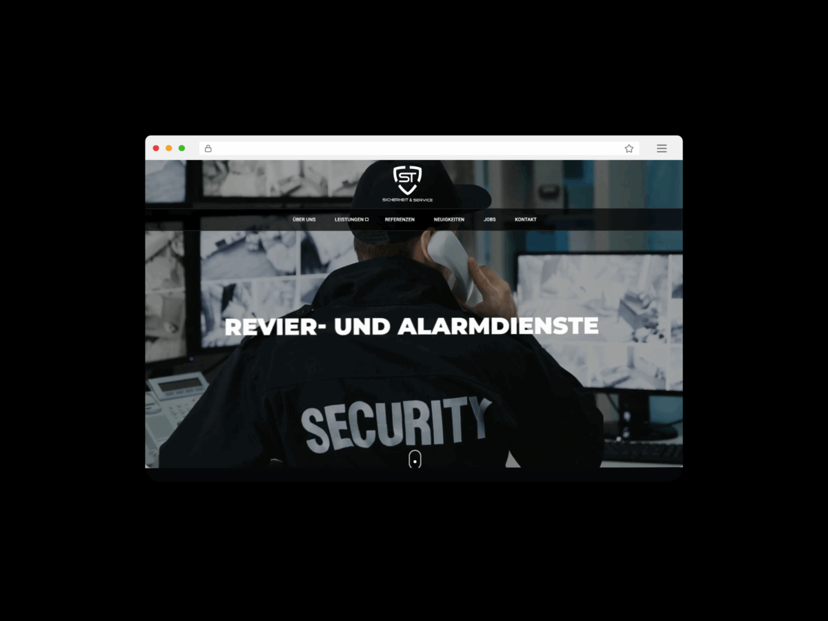 Auf dem Bild ist ein Mockup der Webseite www.st-sicherheit.de zu sehen. Auf dem Mockup sieht man einen Sicherheitsmann der mehrere Monitore im Blick hat.