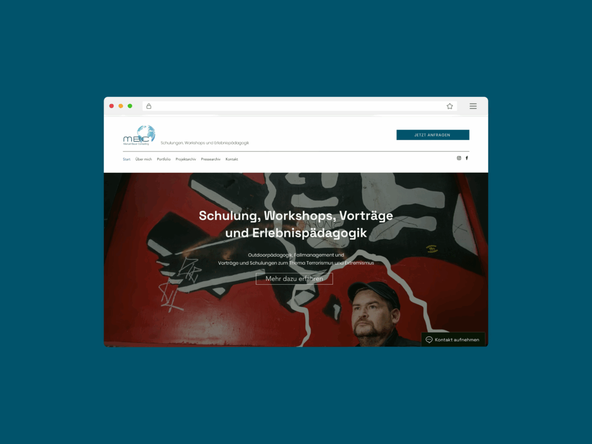 Auf dem Bild ist auf türkisenem Hintergrund ein Mockup bzw. die Webseite von Manuel Bauer Consulting zu sehen.